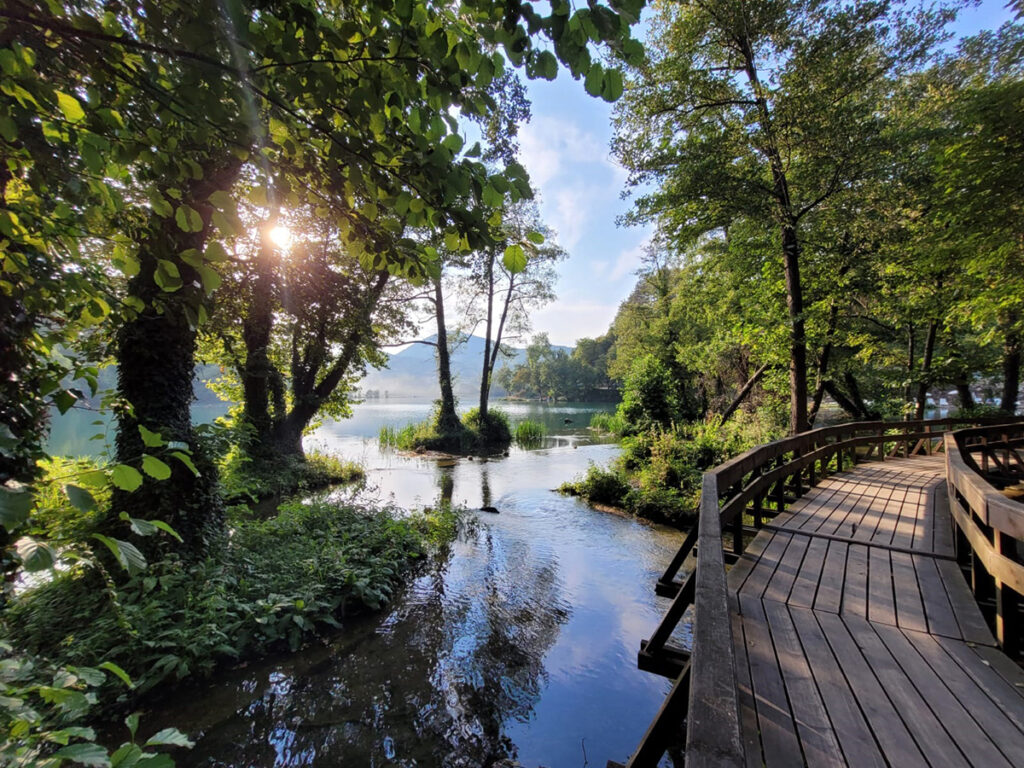 Most miłości i widok na jezioro Jajce