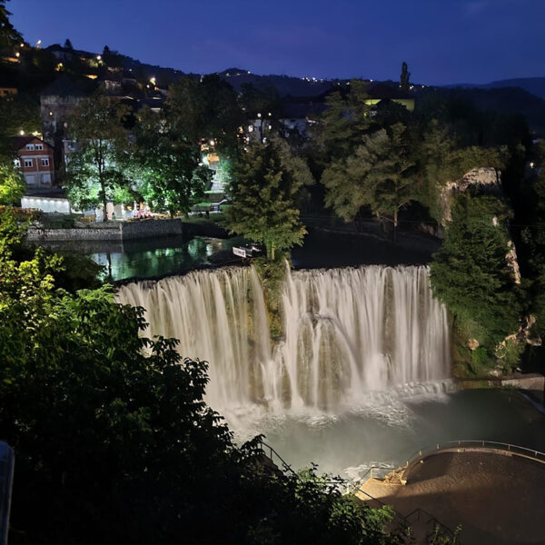 Wodospad Jajce nocą