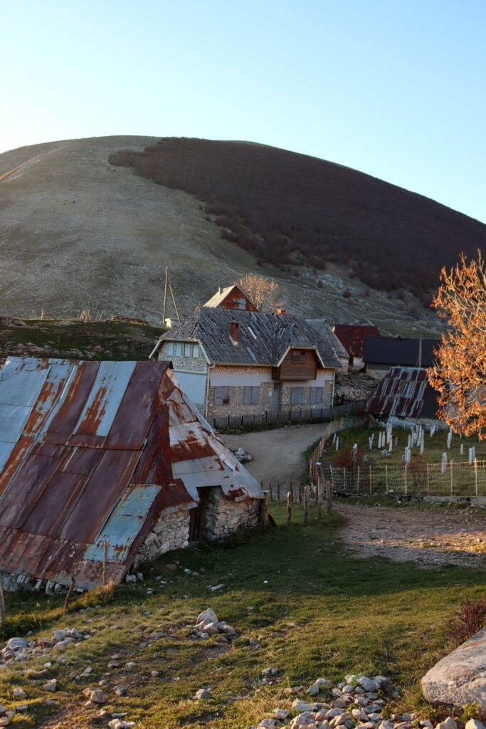 wieś Lukomir zabudowa